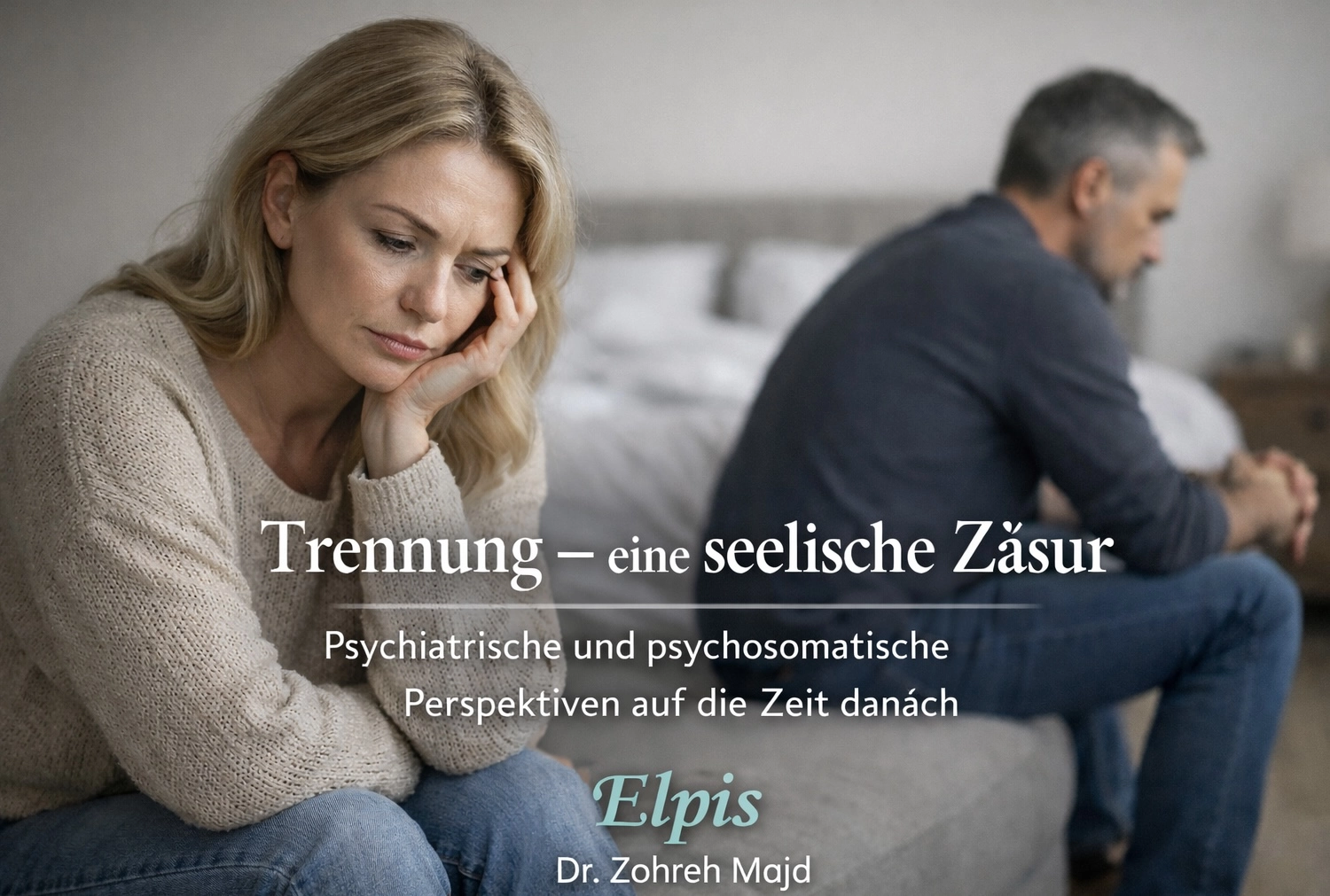 Ein Mädchen in einem weißen Kleid steht in einem Boot mitten im Meer, mit dem Rücken zur Kamera, Meer, Ozean