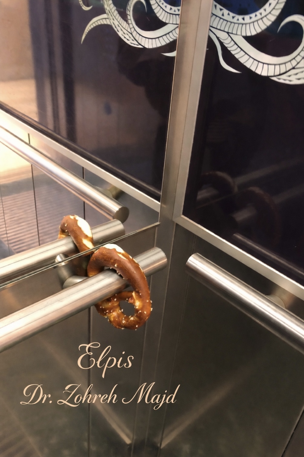 Ein Mädchen in einem weißen Kleid steht in einem Boot mitten im Meer, mit dem Rücken zur Kamera, Meer, Ozean