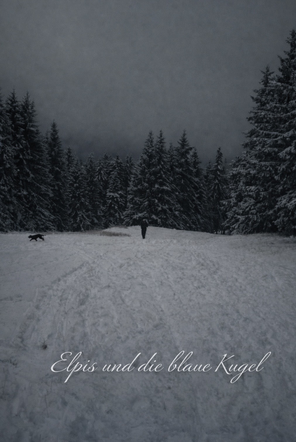 Ein Mädchen in einem weißen Kleid steht in einem Boot mitten im Meer, mit dem Rücken zur Kamera, Meer, Ozean